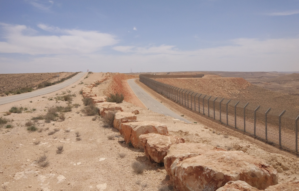 לגעת בשתי האצבעות ששינו את הגבולות שלנו