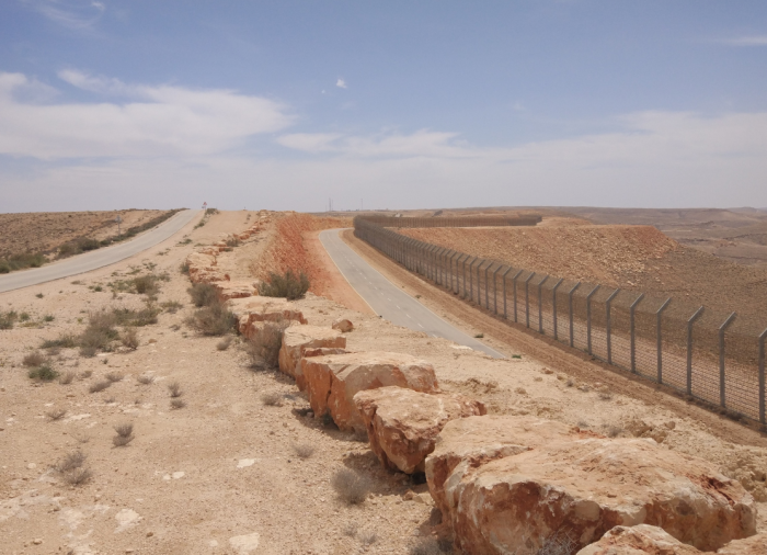 לגעת בשתי האצבעות ששינו את הגבולות שלנו