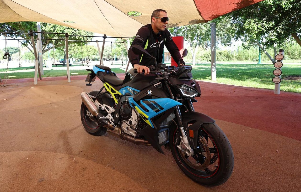 עם כאלה ביצים, מה הפלא שהוא עירום/ באד S