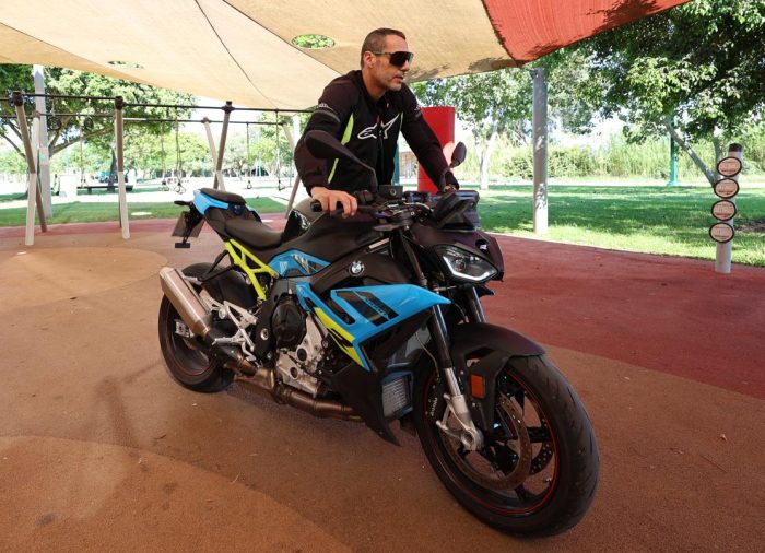 עם כאלה ביצים, מה הפלא שהוא עירום/ באד S